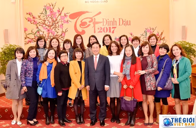 Phó Thủ tướng Phạm Bình Minh chụp ảnh cùng đại diện các cơ quan báo chí.