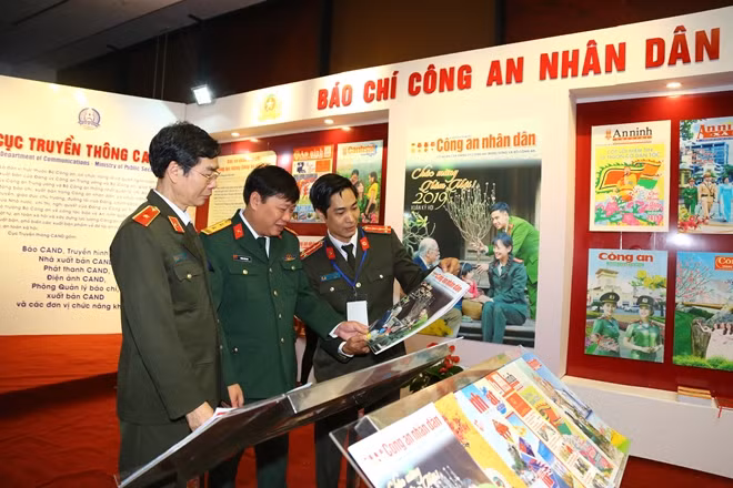 Thiếu tướng Phạm Văn Miên giới thiệu về các ấn phẩm báo tới độc giả trong, ngoài lực lượng CAND.