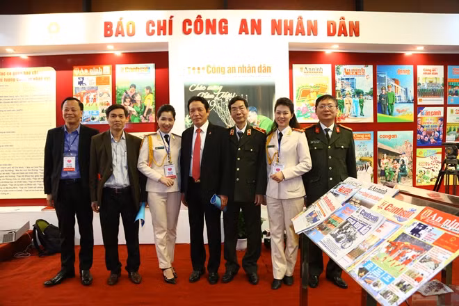 Thứ trưởng Bộ Thông tin và Truyền thông Hoàng Vĩnh Bảo cùng Thiếu tướng Phạm Văn Miên, Tổng Biên tập Báo CAND và các đại biểu tại gian trưng bày báo chí lực lượng CAND.