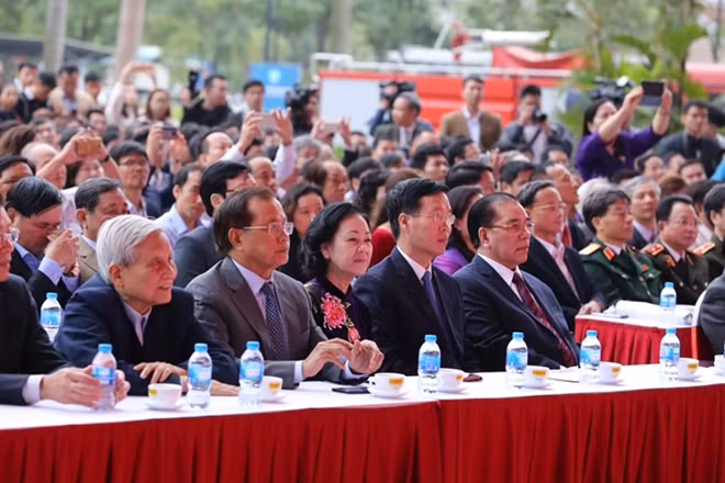 Các đồng chí Lãnh đạo Đảng, Nhà nước và đại diện các cơ quan báo chí tại lễ khai mạc.