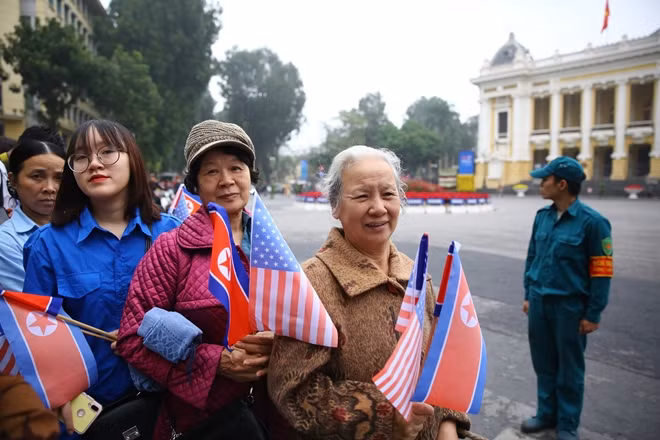Bác Lan và bác Chiêu đứng trên tuyến đường di chuyển của lãnh đạo Mỹ-Triều ở Hà Nội để chào đón và cổ vũ.