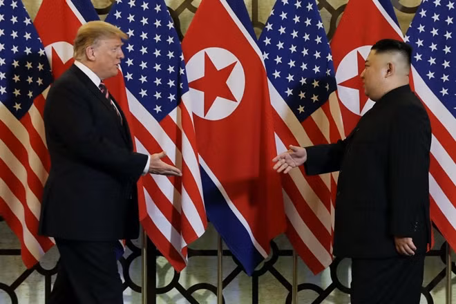 Tổng thống Donald Trump và Chủ tịch Kim Jong-un bắt tay nhau tối qua (27-2) tại Hà Nội. Ảnh: Reuters