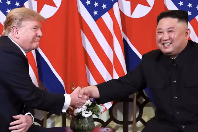 "Tôi không vội trong chuyện phi hạt nhân hoá, nhưng vẫn rất biết ơn việc Triều Tiên không tiến hành các vụ thử hạt nhân và tên lửa trong thời gian qua. Tôi rất coi trọng Chủ tịch Kim và đất nước của ông ấy. Triều Tiên có rất nhiều tiềm năng để cạnh tranh kinh tế với các quốc gia khác", Tổng thống Mỹ đáp lời.