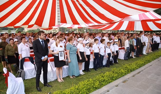 Năm nay là nhăm thứ 2 liên tiếp “Trung đoàn Bất tử” được tổ chức trọng thể tại Hà Nội với sự tham dự của hàng ngàn người. Họ là những cựu chiến binh, con em các gia đình có người tham gia vào các cuộc chiến tranh vệ quốc, đến từ cả Việt Nam và Nga.