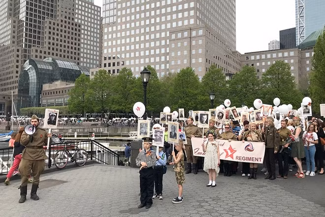 Theo TASS, khoảng 2000 người đã tham gia sự kiện này tại thành phố New York. Họ đã đeo dải băng George và mang theo di ảnh của những người thân yêu đã tham gia các cuộc chiến bảo vệ Tổ quốc cách đây nhiều năm.