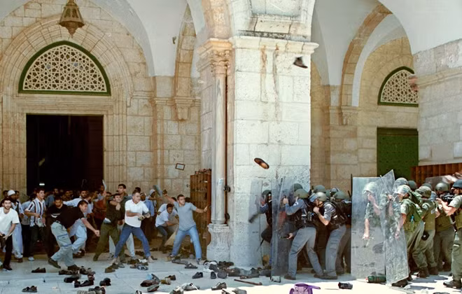 Đỉnh điểm, vào năm 2000, chuyến thăm nhà thờ Hồi giáo al-Aqsa ở thành cổ Jerusalem của Thủ tướng Israel đương nhiệm đã làm phật lòng người Palestine và gây ra cuộc xung đột bạo lực kéo dài 5 năm, lấy đi mạng sống của khoảng 3.000 người Palestine và 1.000 người Israel.