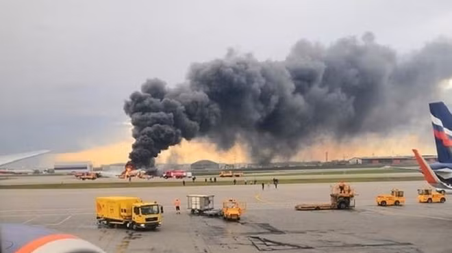 Máy bay thương mại Sukhoi Superjet SSJ-100 của hãng hàng không Aeroflot chở theo 73 hành khách cùng 5 thành viên phi hành đoàn bốc cháy khi hạ cánh xuống sân bay ở thủ đô Moscow chiều 5-5 (giờ địa phương), khiến ít nhất 41 người trên khoang thiệt mạng.