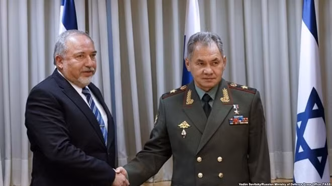 Bộ trưởng Quốc phòng Israel Avigdor Lieberman và người đồng cấp Nga Sergei Shoigu. Nguồn: TASS Bộ trưởng Quốc phòng Israel Avigdor Lieberman và người đồng cấp Nga Sergei Shoigu. Nguồn: TASS