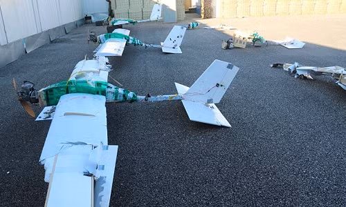 Xác UAV bị bắn hạ gần căn cứ Hmeymim của Nga tại Syria đêm 30-6. Ảnh: Sputnik.
