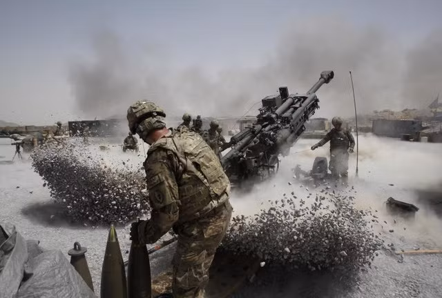 Theo thống kê của BBC, 17 năm đã trôi qua, 120.000 sinh mạng của người dân Afghanistan, của Taliban và của cả binh sĩ Mỹ đã ngã xuống, song Taliban thì không những không tan rã mà thậm chí đang chiếm lại nhiều phần trên lãnh thổ. Trong ảnh là Binh sĩ Mỹ kéo pháo trong chiến dịch chống khủng bố ở khu vực Panjwai, tỉnh Kandahar phía Nam Afghanistan.