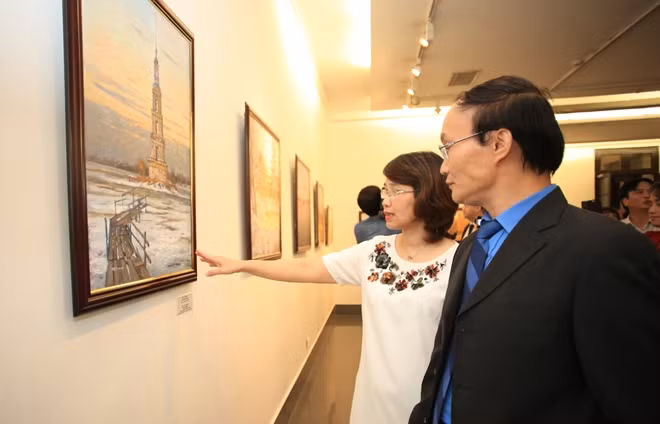Triển lãm thu hút rất đông những người yêu nghệ thuật, yêu nước Nga tới thưởng lãm tranh.