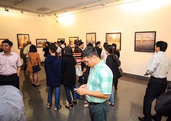 Chiều 10-10, tại Hà Nội, Trung tâm Khoa học và Văn hóa (TTKH&VH) Nga phối hợp cùng Bảo tàng Mỹ thuật Việt Nam đã tổ chức lễ khai mạc triển lãm tranh với tựa đề “Phong cảnh nước Nga” nhân kỷ niệm 15 năm thành lập.