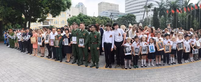 "Trung đoàn Bất tử" là đoàn thân nhân của các cựu binh đã hy sinh trong Thế chiến II của Liên Xô mang theo di ảnh của cha, ông mình diễu hành mừng ngày chiến thắng phát xít 9-5. Mỗi năm, ở Nga có hàng triệu người tham gia vào hoạt động này bắt đầu từ năm 2012.