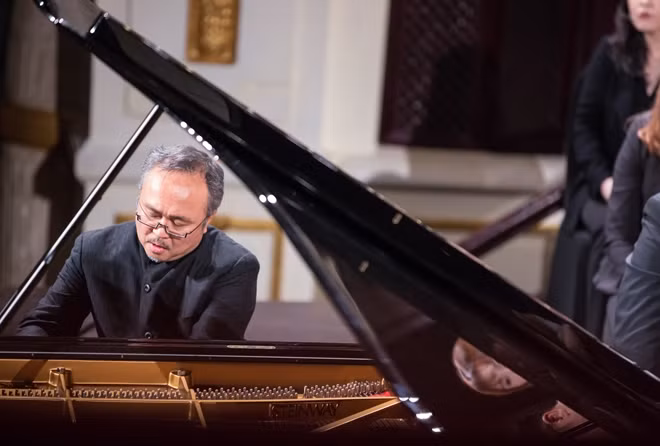 NSND Đặng Thái Sơn "phiêu" cùng những nốt nhạc của Piano Concerto in a mino của Edvard Grieg. NSND Đặng Thái Sơn sinh năm 1958 ở Hà Nội. Ông sinh ra trong gia đình có truyền thống nghệ thuật. Ông là nghệ sĩ châu Á đầu tiên đoạt Huy chương vàng tại cuộc thi Piano quốc tế mang tên Chopin, tổ chức tháng 10-1980 tại Warsaw, Ba Lan.