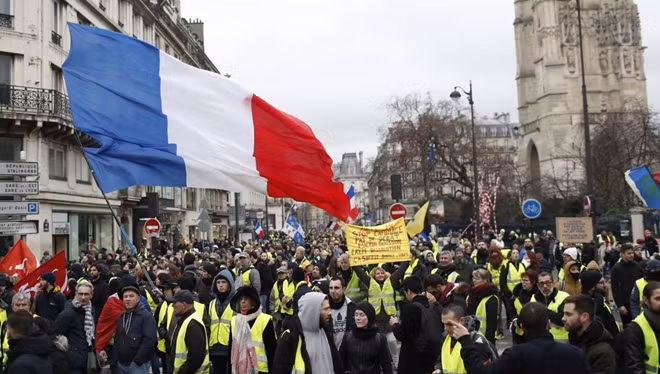 Những người biểu tình mặc áo gile vàng ở thủ đô Paris. Ảnh: EPA