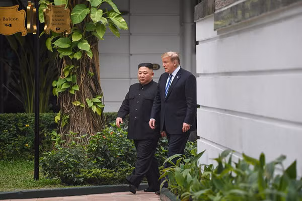 Khoảng 9h20p sáng 28-2, Chủ tịch Kim và Tổng thống Trump đi dạo cùng nhau trong khuôn viên khách sạn Metropole sau cuộc trao đổi kín. Hai nhà lãnh đạo ban đầu định gặp mặt trong 45 phút, song không rõ vì lý do gì cuộc gặp một-một này đã giảm thời lượng đáng kể.