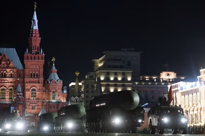 Dàn tên lửa RS-24 Yars đi qua Quảng trường Đỏ. RS-24 Yars hay còn gọi là Topol-MR là ICBM mang đầu đạn hạt nhân đời mới của Nga, được thử nghiệm lần đầu vào năm 2007. Siêu tên lửa đạn đạo này có thể mang 10 đầu đạn hạt nhân chiến lược với tầm bắn tối đa lên tới 12.000km.