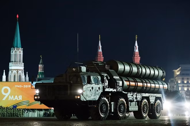 Xe tên lửa S-400 đình đám của quân đội Nga. Đây là loại vũ khí phòng không "làm mưa, làm gió" thị trường vũ khí những năm qua. Moscow khẳng định S-400 có thể đánh chặn mọi mục tiêu bay từ khoảng cách 400km, bay ở tốc độ 7km/s.