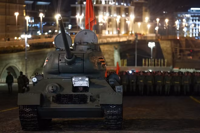 Xe tăng huyền thoại T-34 tại buổi tập dượt. T-34-85 có khối lượng 26,5 tấn, tốc độ tối đa 53km/h. Vũ khí trang bị gồm có 1 pháo chính cỡ nòng 76,2mm (phiên bản T-34-85 sử dụng pháo chính cỡ nòng 85mm), 2 súng máy 7,62mm.