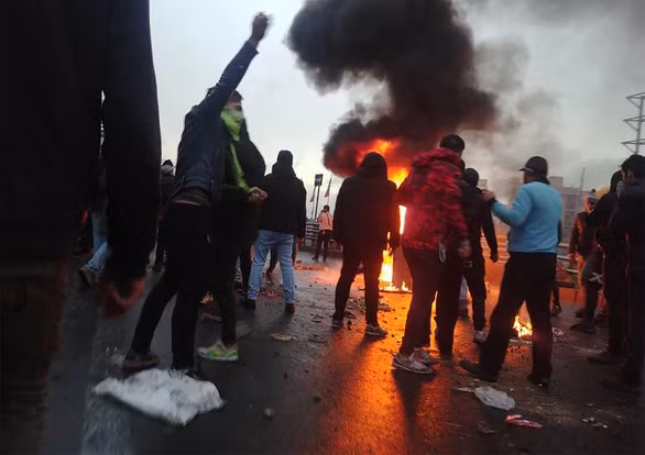 Người biểu tình tràn xuống đường, đốt phá ở thủ đô Tehran ngày 16-11. Ảnh: Getty Images Người biểu tình tràn xuống đường, đốt phá ở thủ đô Tehran ngày 16-11. Ảnh: Getty Images