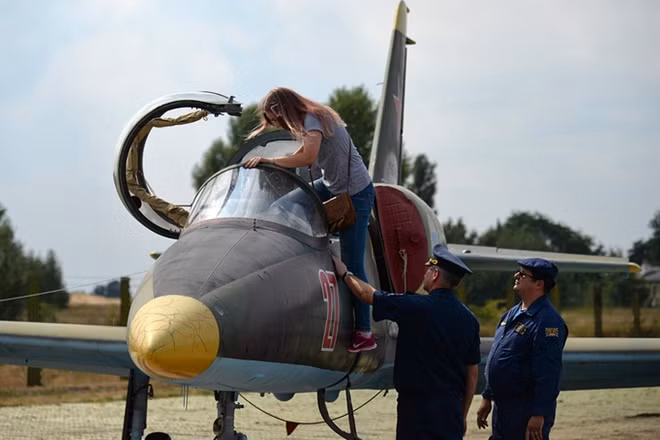 Tại Nga, nghề phi công quân sự chỉ được đào tạo duy nhất tại Trường hàng không Krasnodar mang tên người anh hùng Liên Xô Anatoli K. Serov. Vừa qua, trường đã tổ chức ngày hội mở cửa chào đón các thí sinh nữ trên khắp nước Nga ứng tuyển vào ngành học phi công chiến đấu.