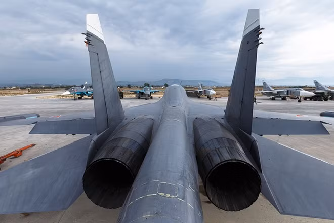 Một chiếc Su-34 của quân đội Nga tại căn cứ không quân Hmeymim. Có biệt danh "thú mỏ vịt" nhờ phần mũi bẹt, Su-34 là dòng tiêm kích bom hiện đại được chế tạo nhằm thay thế cho máy bay ném bom chiến thuật Su-24.