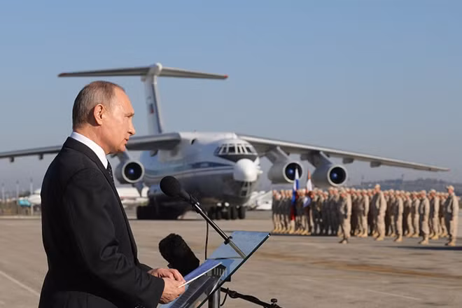 Ngày 11-12, Tổng thống Nga Vladimir Putin đã bất ngờ xuất hiện ở Syria và ra tuyên bố rút hết binh lính khỏi quốc gia Trung Đông. Nga bắt đầu chiến dịch quân sự tại đây từ ngày 30-9-2015.