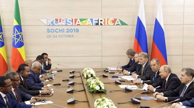 Tổng thống Putin gặp mặt Thủ tướng Abiy Ahmed của Ethiopia ở Sochi. Ảnh: RT