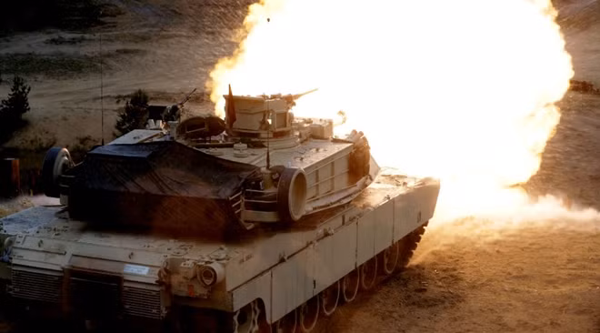 Một chiếc M1 Abrams của Mỹ khai hoả trong cuộc tập trận gần đây tại Latvia ngay gần biên giới với Nga. (Ảnh: Reuters)
