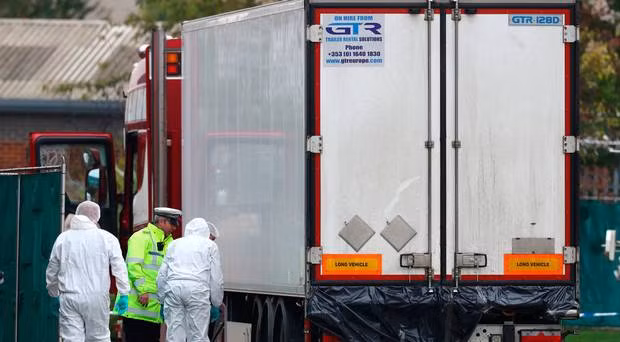 Cảnh sát Anh bên chiếc thùng container có 39 thi thể ở trong. Ảnh: Getty