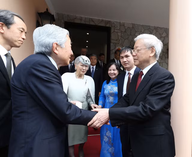 Tổng Bí thư Nguyễn Phú Trọng đón Nhật hoàng Akihito và Hoàng hậu Michiko (tháng 3-2017).