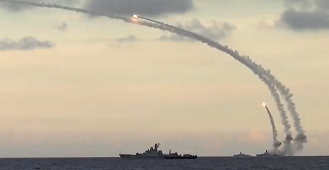 Tàu chiến Nga nã tên lửa hành trình vào Syria từ Địa Trung Hải. Ảnh: RT
