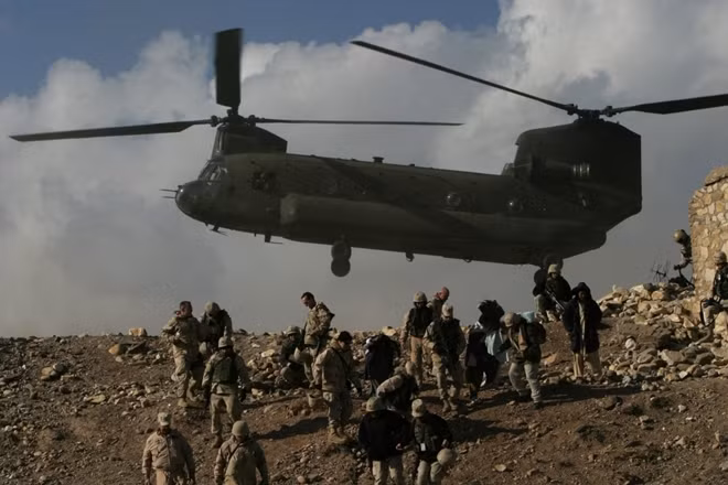 Cuộc chiến Afghanistan đã tiêu tốn của chính phủ Mỹ khoảng 800 tỷ USD. Nếu tính thêm các chi phí hỗ trợ khác như chăm sóc cựu binh thì con số này có thể lên tới 1.000 tỷ USD.Trong ảnh là binh sĩ Mỹ đang tìm kiếm một máy bay bị rơi tại Afghanistan.