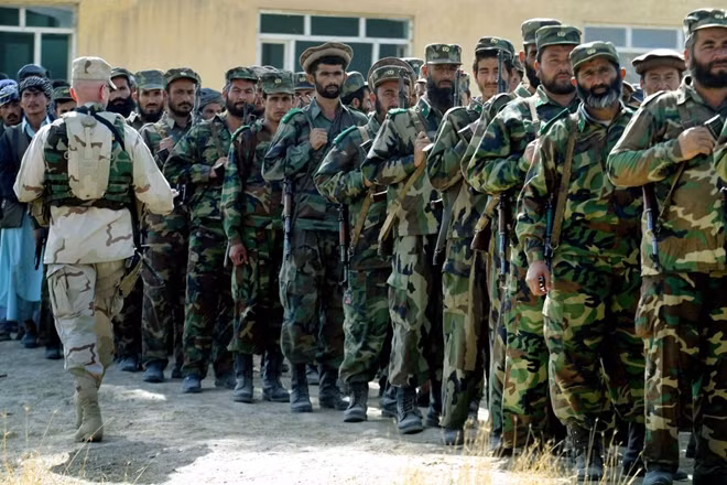 Để duy trì an ninh tại Afghanistan trong những năm làm nhiệm vụ "gìn giữ hoà bình" .Mỹ cũng đã chi hàng tỷ USD để đào tạo lực lượng duy trì an ninh cho Afghanistan. Trong ảnh là một binh sĩ Mỹ hướng dẫn cho nhân viên an ninh Afghanistan.