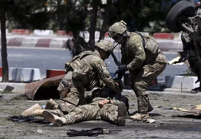 Trong những ngày đầu tiên phát động cuộc chiến nhằm lật đổ chính quyền Taliban, Mỹ và Anh không phải gánh bất cứ thiệt hại nào về người. Thế nhưng, quãng thời gian triển khai quân đội làm nhiệm vụ gìn giữ hòa bình trên lãnh thổ Afghanistan lại cướp đi sinh mạng của không ít binh sĩ nước ngoài. Trong ảnh là binh lính Mỹ cứu giúp một đồng đội bị thương do đánh bom liều chết năm 2015.