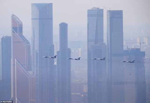 Oanh tạc cơ Tu-22M3M bay qua khu tòa nhà chọc trời ở thủ đô Moscow. Đây là mẫu oanh tạc cơ chiến lược vừa được nâng cấp để triển khai siêu tên lửa Kinzhal.