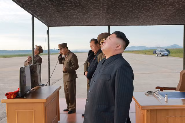 Trong các bức ảnh do hãng thông tấn trung ương Triều Tiên KCNA công bố, ông Kim Jong-un đã thị sát vụ phóng tên lửa cùng với các nhà khoa học và quan chức quân đội.