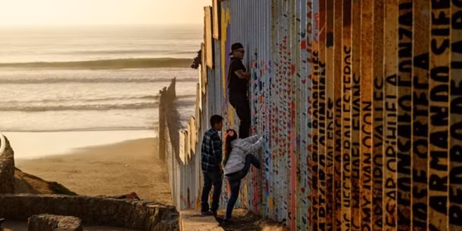 Một đoạn tường biên giới giữa Mỹ và Mexico. Ảnh: Reuters