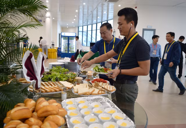 Điều "sướng" nhất khi tác nghiệp tại APEC đối với phóng viên là được phục vụ những món ăn đa dạng, phù hợp với cả người Việt Nam và người nước ngoài. Điều "sướng" nhất khi tác nghiệp tại APEC đối với phóng viên là được phục vụ những món ăn đa dạng, phù hợp với cả người Việt Nam và người nước ngoài.