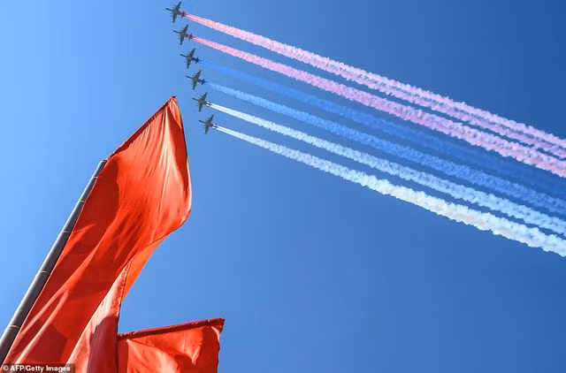 6 cường kích Su-25 nhả khói hình quốc kì Nga khi bay qua Quảng trường Đỏ. Su-25 đóng vai trò quan trọng trong các nhiệm vụ không kích chống khủng bố mà Nga tiến hành ở Syria.