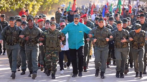 Ông Maduro cùng các sĩ quan quân đội Venezuela. Ảnh: ITN