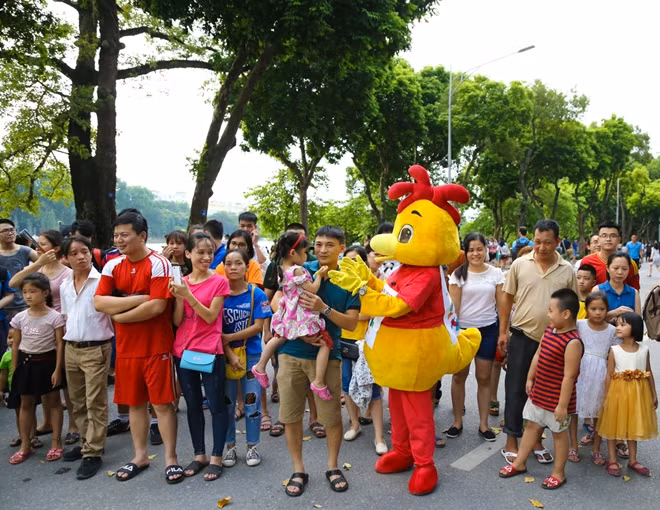 Một trong ba linh vật của ASIAD 2018 là chú chim Bhin Bhin đã có mặt tại sự kiện để chơi đùa cùng các em nhỏ.