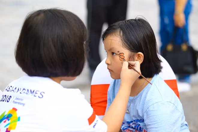 Một bạn nhỏ háo hức chờ vẽ những hình ảnh ngộ nghĩnh tại sự kiện. Theo ban tổ chức, chủ nhà Indonesia đã chuẩn bị tổng cộng 80 địa điểm được làm nơi thi đấu và tập luyện của ASIAD 2018.