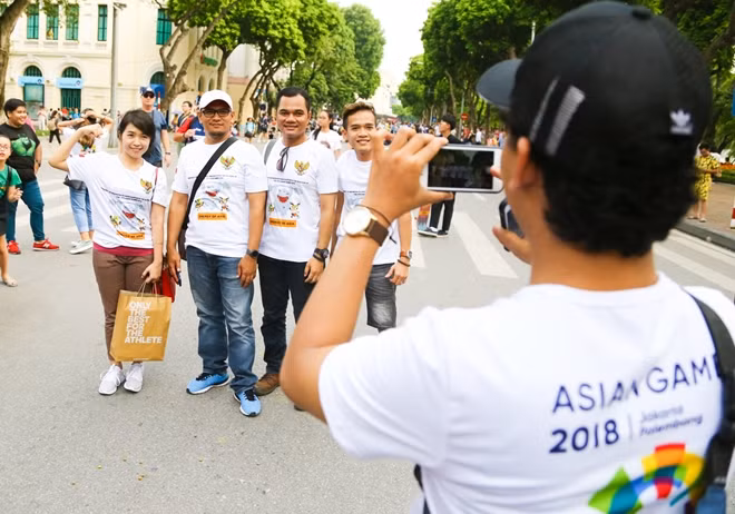 Những người Indonesia ở Việt Nam tập trung tại sự kiện trong chiếc áo phông in logo của ASIAD 18. Vì thời gian diễn ra các môn thi đấu của ASIAD hiện còn tính bằng giờ nên mọi khâu chuẩn bị của nước chủ nhà gần như đã hoàn tất để sẵn sàng phục vụ cho ngày hội thể thao lớn nhất châu Á.