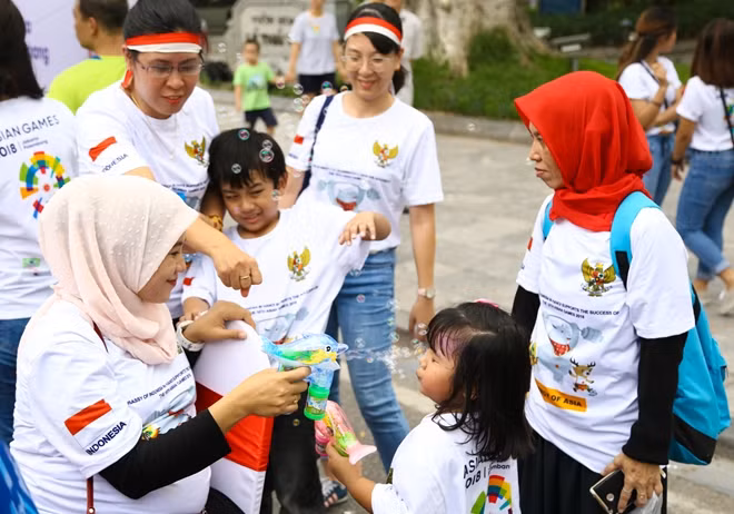 "Ngay từ hôm nay, Jakarta và Palembang của Indonesia đã sẵn sàng trở thành điểm hẹn của bạn bè từ khắp các nước trong khu vực và cả Việt Nam", một cô gái Indonesia có tên Annisa hào hứng nói với CAND Online.