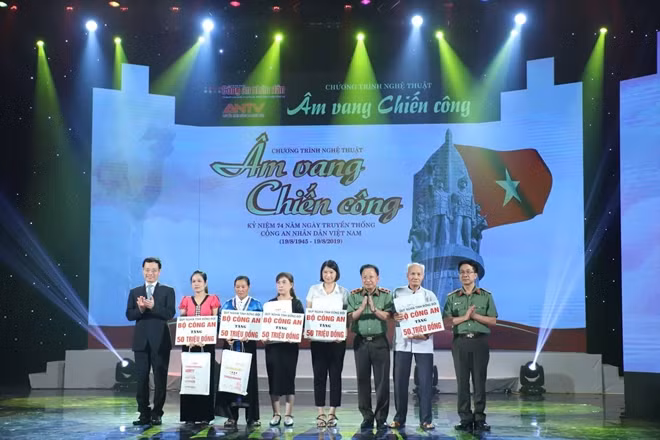 Chương trình nghệ thuật "Âm vang chiến công": Ấm áp và sâu nặng nghĩa tình ảnh 3