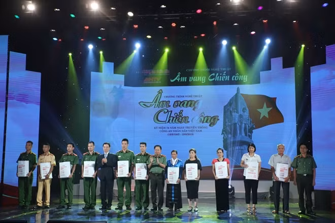 Chương trình nghệ thuật "Âm vang chiến công": Ấm áp và sâu nặng nghĩa tình ảnh 2