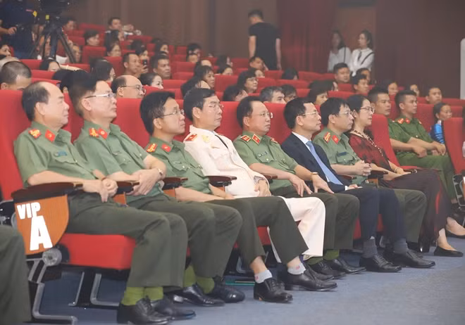 Các đồng chí đại biểu có mặt tại chương trình.