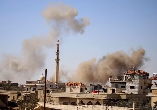 Khói bốc lên từ một khu vực giao tranh giữa Syria và phiến quân ở tỉnh Deraa. Ảnh: Getty