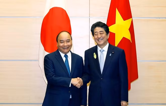 Thủ tướng Nguyễn Xuân Phúc và Thủ tướng Nhật Bản Shinzo Abe. (Ảnh: Thống Nhất/TTXVN)